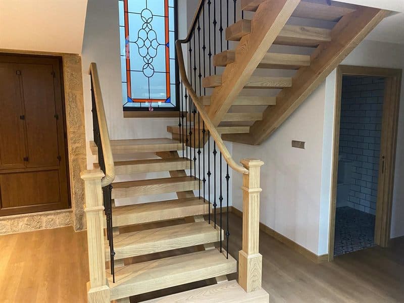 Escalera de madera a medida en Muros