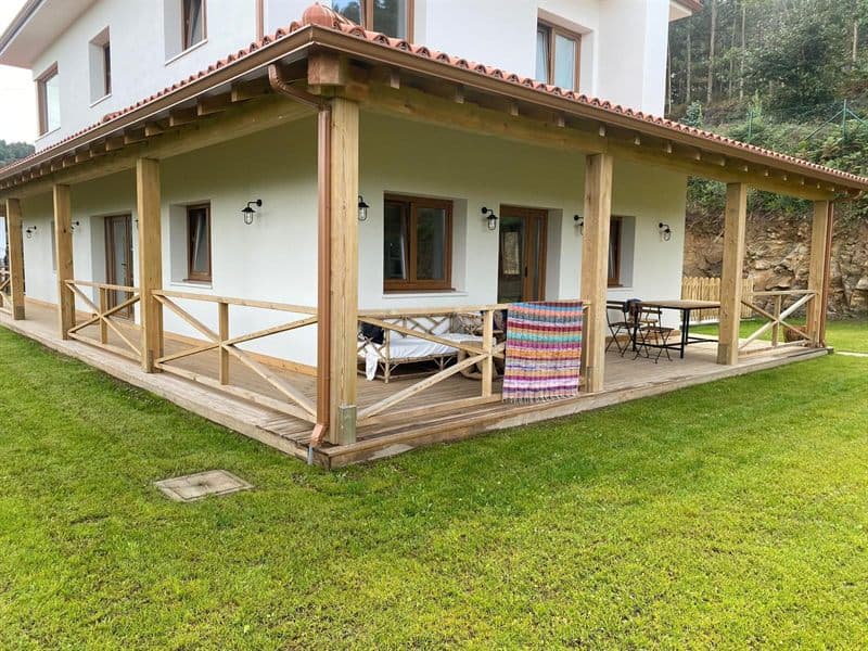 Porche de madera construido en Muros