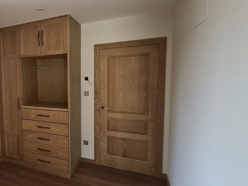 Puerta de madera de interior en Muros