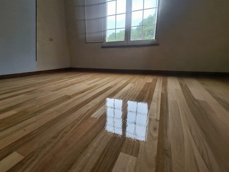 Suelo de madera barnizado en Muros