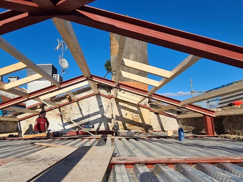 Estructura de tejado de madera en Muros